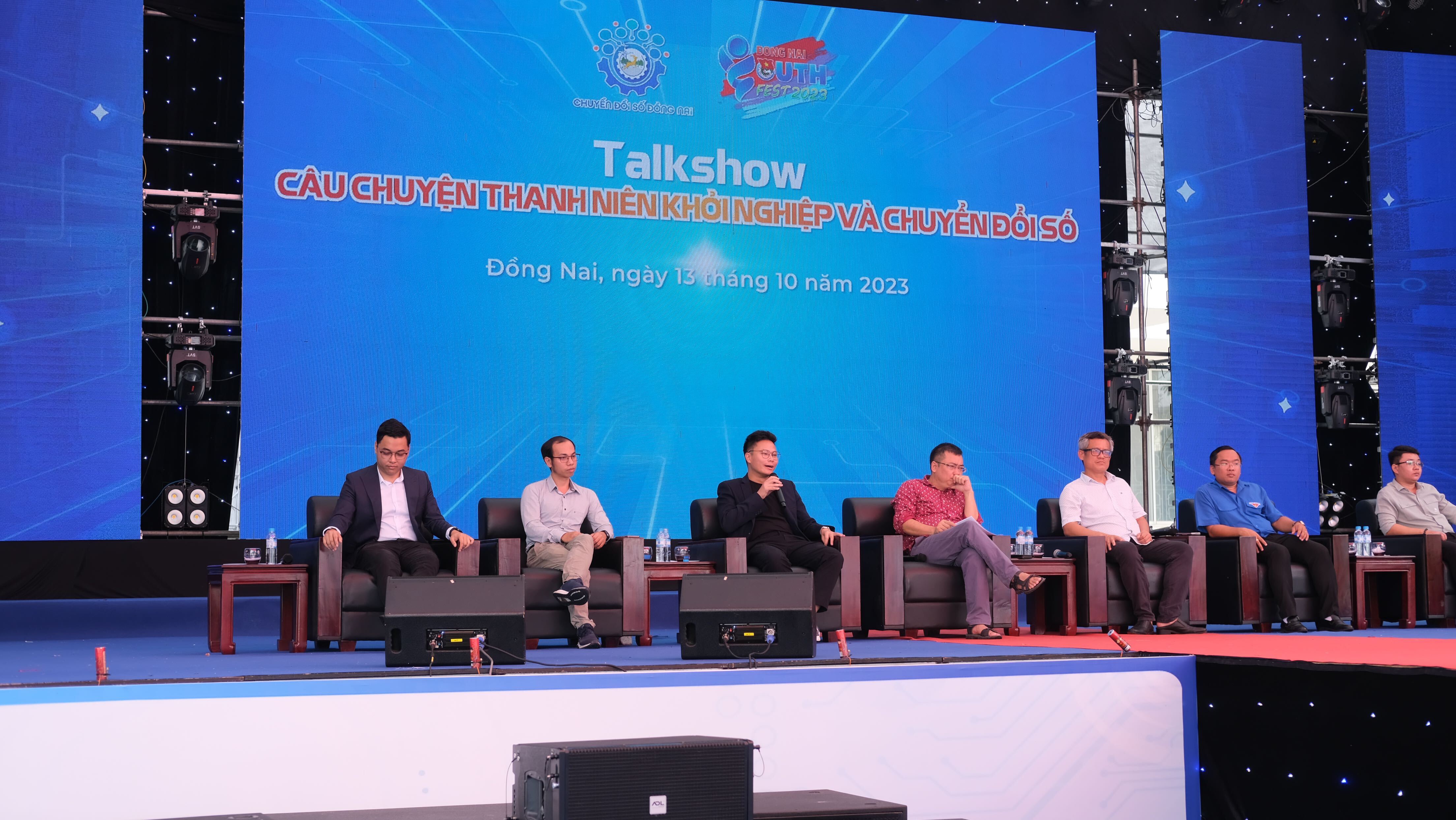 Anh Giang Thiên Phú (người thứ 3 từ trái sang) tại Talkshow “Câu chuyện Thanh niên khởi nghiệp và chuyển đổi số”